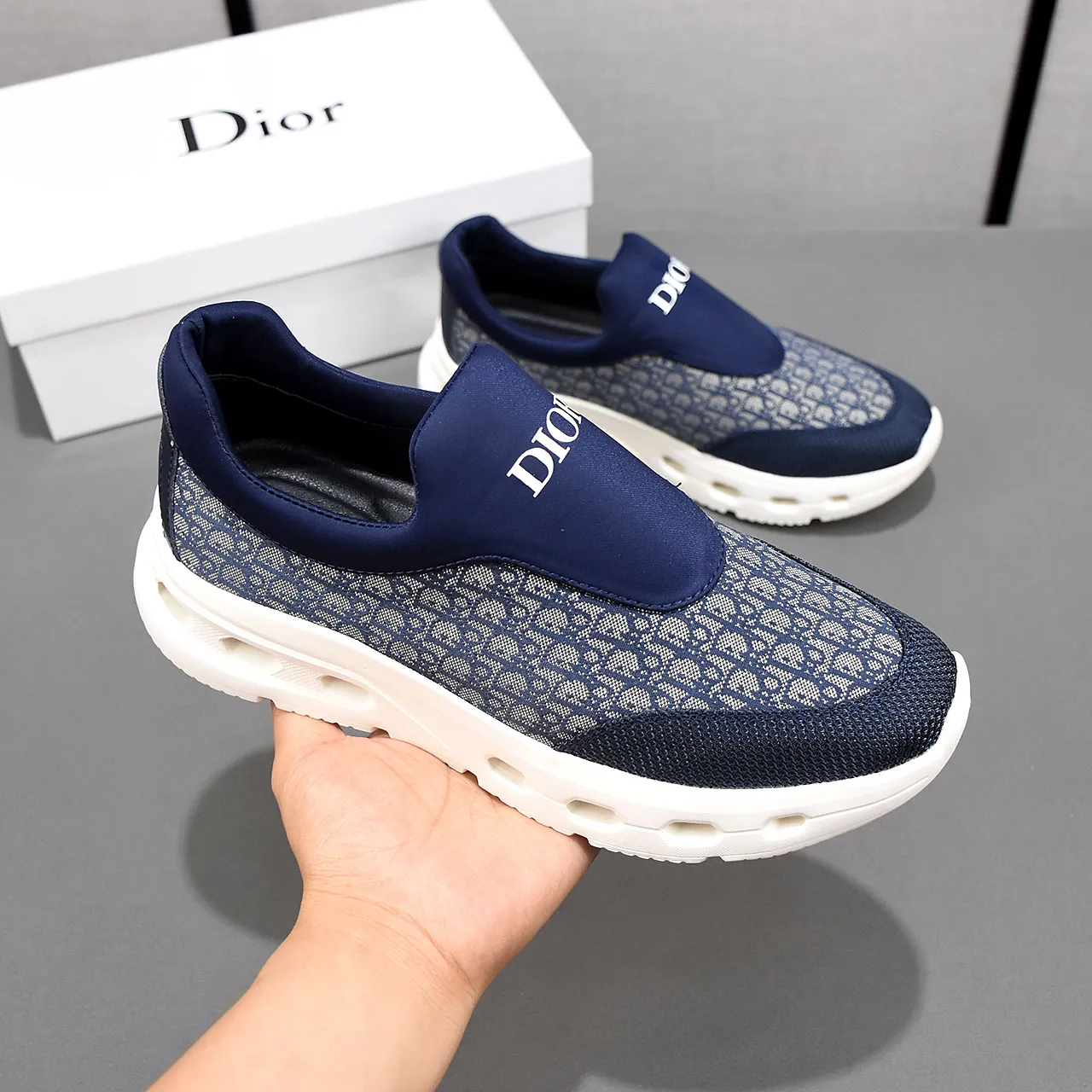 PP420🍒🍒🍒Dior's new 🆕low-cut casual sneakers, made of breathable mesh, with brand signature details on the shoe collar to enhance style. Fashionable and versatile, it can complement any look. With a sophisticated design that is both dynamic and modern, this new must-have shoe adds a new dimension to Dior's legacy, displaying modern elegance. Men's shoes 38-44 45🉑️customized